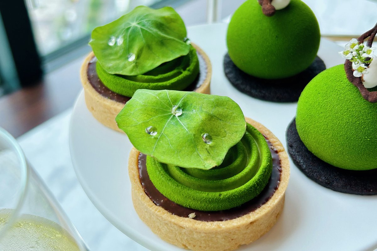 植物モチーフのスイーツも🍃✨

汐留にある「コンラッド東京」では、宇治抹茶の魅力をたっぷり味わえるアフタヌーンティーを5/1(金)～6/15(月)まで展開。抹茶＆ハーブの豊かな香りに包まれるメニューについて実食レポします🥰

enjoytokyo.jp/news/204879/