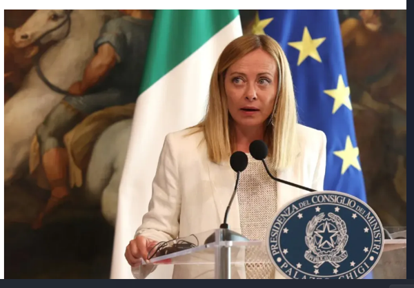 Ogni mattina in Italia <a href="/GiorgiaMeloni/">Giorgia Meloni</a> si alza e comincia 
a parlare del #Superbonus mentre centinaia di strafighe
si stanno rifacendo  le labbra col bonus sulla chirurgia estetica in vigore da Dicembre 2023.🤣🤣