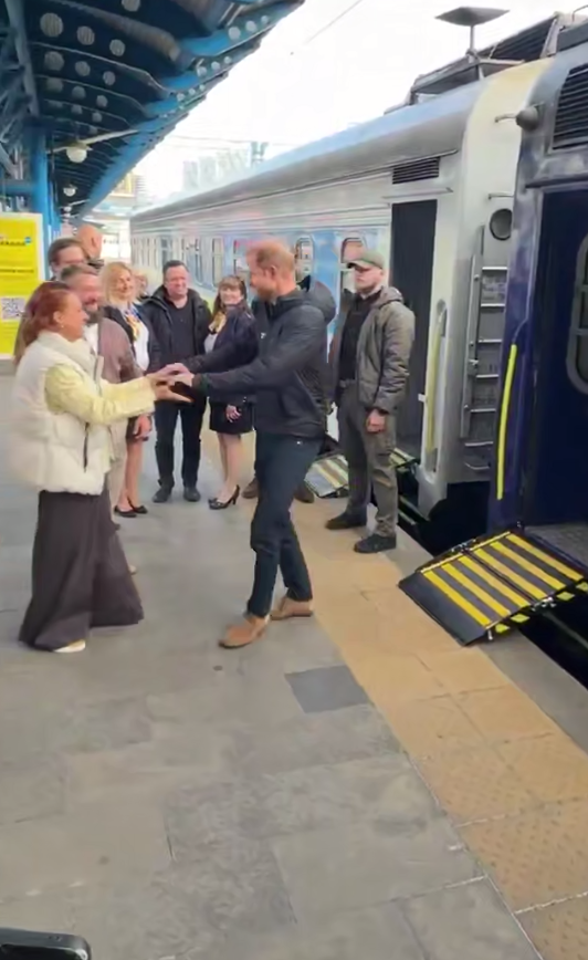 frank3264465441's tweet image. Le prince #Harry est arrivé à #Kiev pour une visite surprise.
#Germany #France #Russia #waralert #war #ZelenskyyWar #UkraineWar #Pokrovsk #Ukraine #Russie #UkraineWarNews