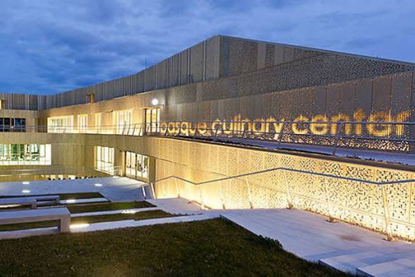 L’espanyolisme, un cop mes, desfermat a Euskadi. Rabiosos perquè s’hagi decidit posar el nom de l’Universitat pública només en euskera (Euskal Herriko Unibertsitatea). El mateixos que accepten sense manies un Basque Culinary Center, p.e.