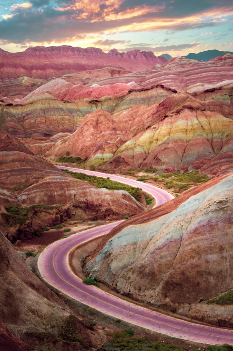 chen319724161's tweet photo. 张掖七彩丹霞景区是中国独具特色的彩色丘陵地貌
#Zhangye #Danxia #ColorfulDanxia #ChinaLandscapes #NaturalWonders #TravelChina #HexinMountains #GeologyLover https://t.co/qqt3HAltVL