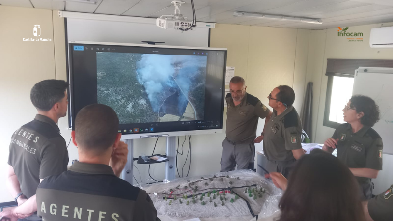 Plan_INFOCAM's tweet photo. Esta semana, personal de #INFOCAM de @gobjccm ha impartido en #Toledo el curso de jefe de equipo dirigido a @AAMM_JCCM .

Durante la formación se han realizado prácticas en banco de arena, una herramienta que permite simular incendios y planificar la distribución de medios y recursos.

👩‍🚒 Formación clave para mejorar la coordinación y la toma de decisiones en los #IIFF.

#ActuarEsProteger #Formación