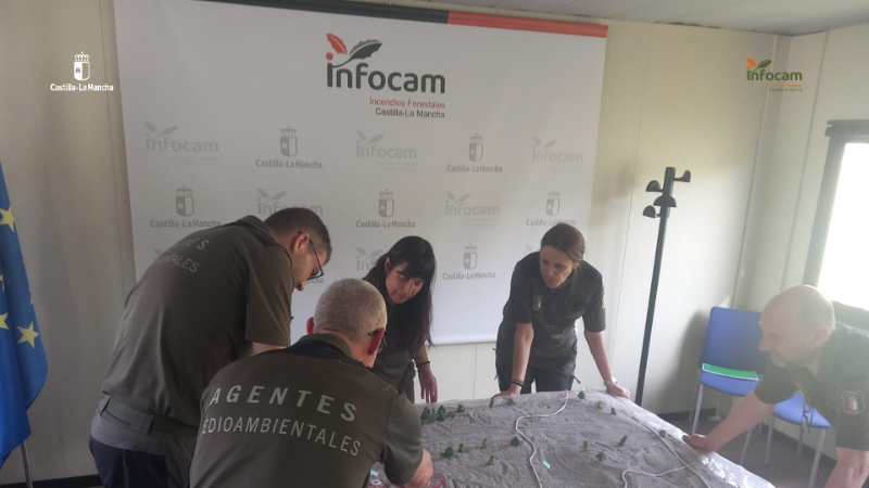 Plan_INFOCAM's tweet photo. Esta semana, personal de #INFOCAM de @gobjccm ha impartido en #Toledo el curso de jefe de equipo dirigido a @AAMM_JCCM .

Durante la formación se han realizado prácticas en banco de arena, una herramienta que permite simular incendios y planificar la distribución de medios y recursos.

👩‍🚒 Formación clave para mejorar la coordinación y la toma de decisiones en los #IIFF.

#ActuarEsProteger #Formación