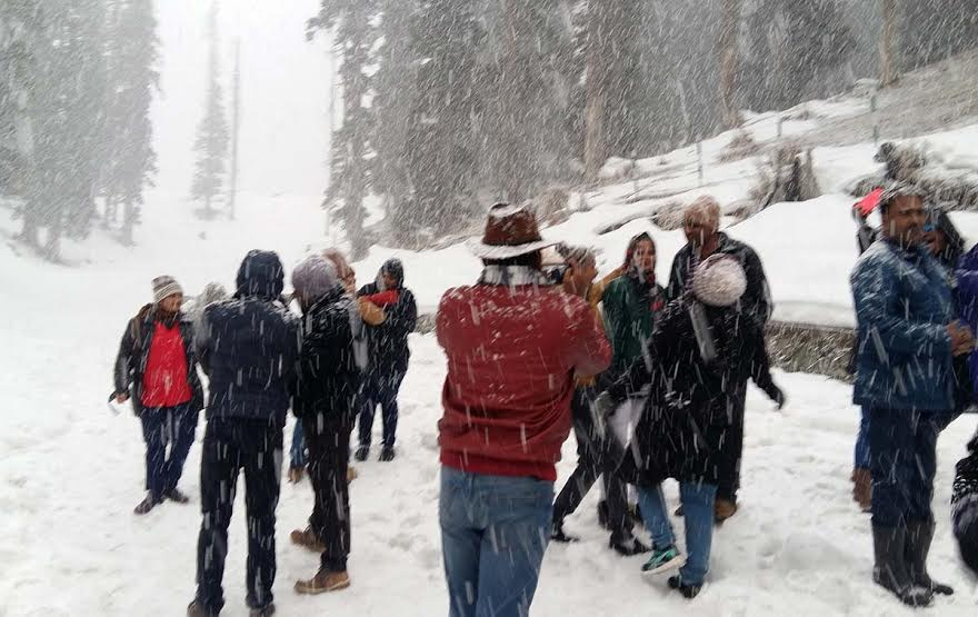 YunusKashmir's tweet photo. January alone recorded the highest #footfall, with over 98,000 #visitors. A strong majority were domestic #tourists, showing how #travellers from across #India are increasingly choosing #Kashmir for winter #tourism. https://t.co/jcWrLEz2c8