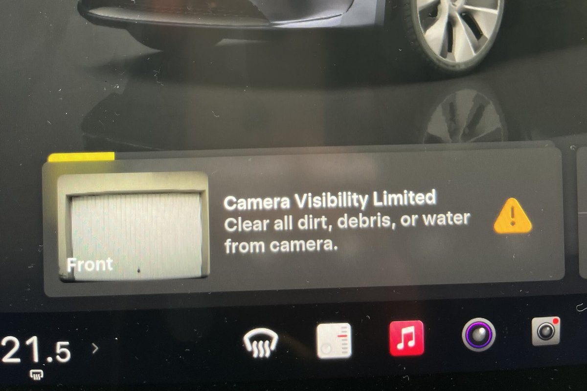 graycrow's tweet photo. While Teslas in the U.S. drive themselves, my HW3 in Europe freaks out every single time it sees a white-ihs wall. https://t.co/2QxqSrpv8E