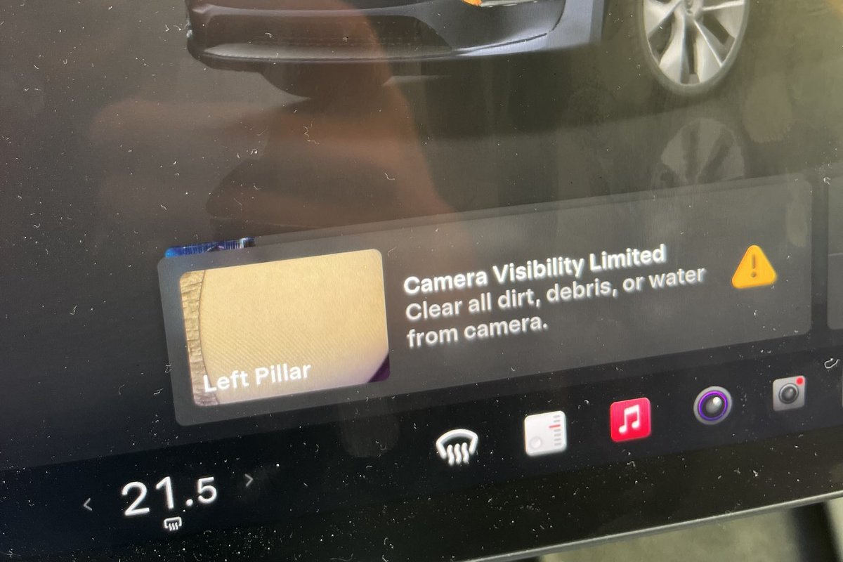 graycrow's tweet photo. While Teslas in the U.S. drive themselves, my HW3 in Europe freaks out every single time it sees a white-ihs wall. https://t.co/2QxqSrpv8E
