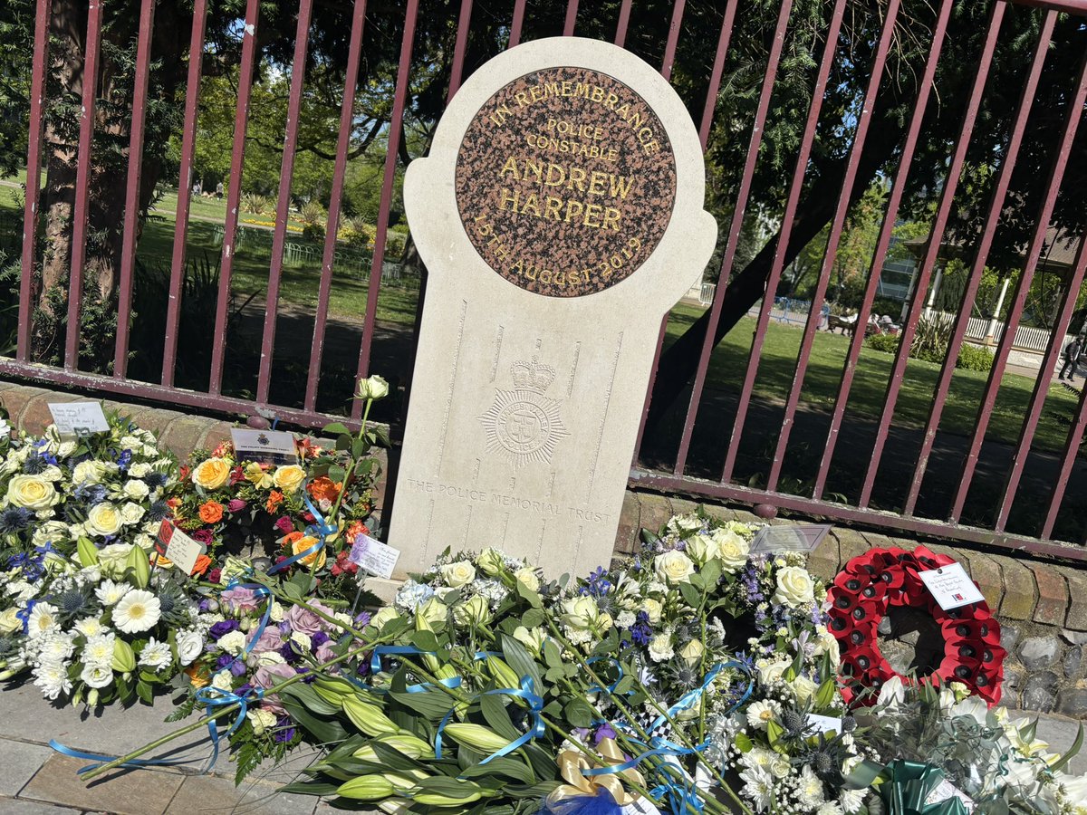 RoamingRoyston's tweet photo. A Police Memorial stone was today unveiled in memory of killed Thames Valley Police Officer PC Andrew Harper. His wife Lissie, colleagues and many other dignitaries - including Police Minister @LabourSJ representing the Government - attended the unveiling in Reading #MartisMedia https://t.co/TpY9XFv2sf