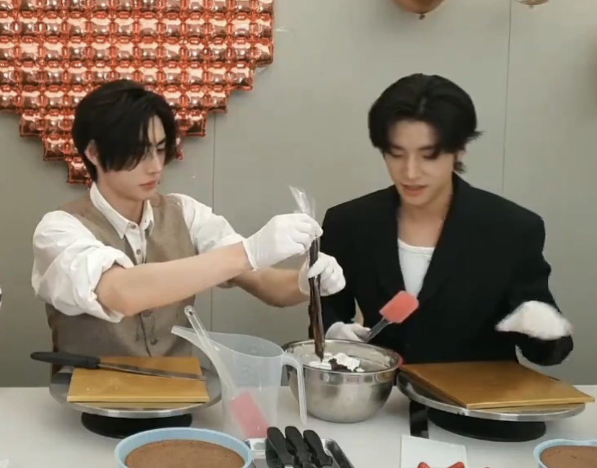 i to the vie‎ /•᷅•᷄\ tweet media