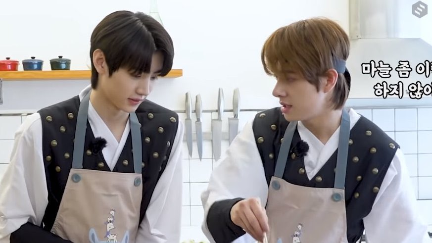 i to the vie‎ /•᷅•᷄\ tweet media