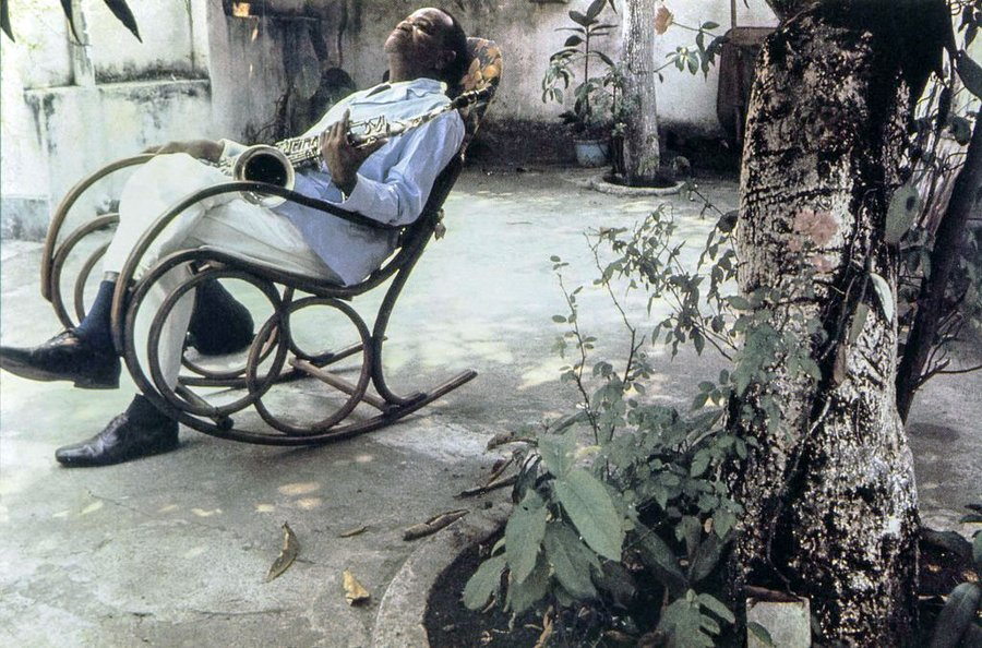 Pixinguinha

Gigante da Velha Guarda: 23 de abril é o Dia Nacional do Choro, homenagem ao nascimento de Alfredo da Rocha Vianna Filho, mais conhecido como Pixinguinha – fotografado por Walter Firmo no quintal de casa em 1968.  

Semióticas – Certas canções
semioticas1.blogspot.com/2012/04/certas…