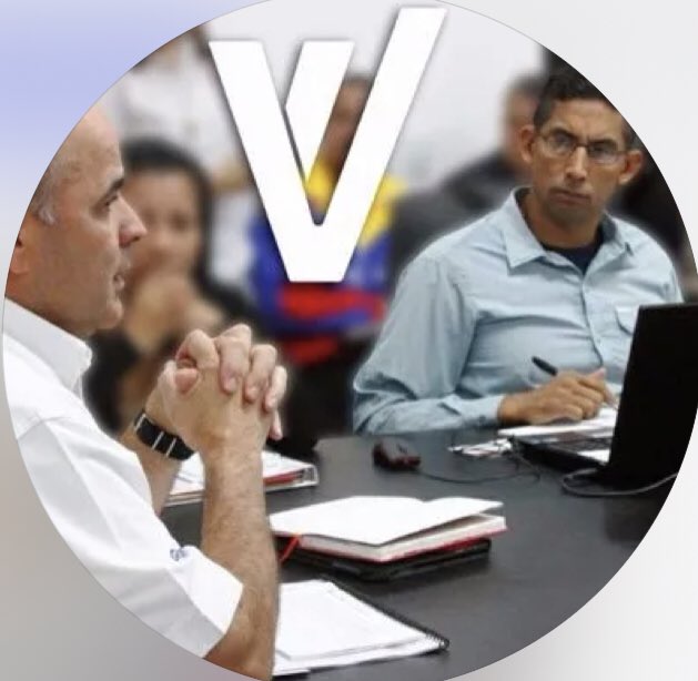 rojo_astro's tweet photo. Increíblemente hay demasiados políticos ladrones chavistas que aún nadie ha nombrado. Les recuerdo un par de nombres de la Gran Misión Vivienda Venezuela… se robaron todo como el Ministro Manuel Quevedo @MQuevedoF y el otro Ministro ladrón de Ildemaro Villarroel https://t.co/DUpsTvzWQU