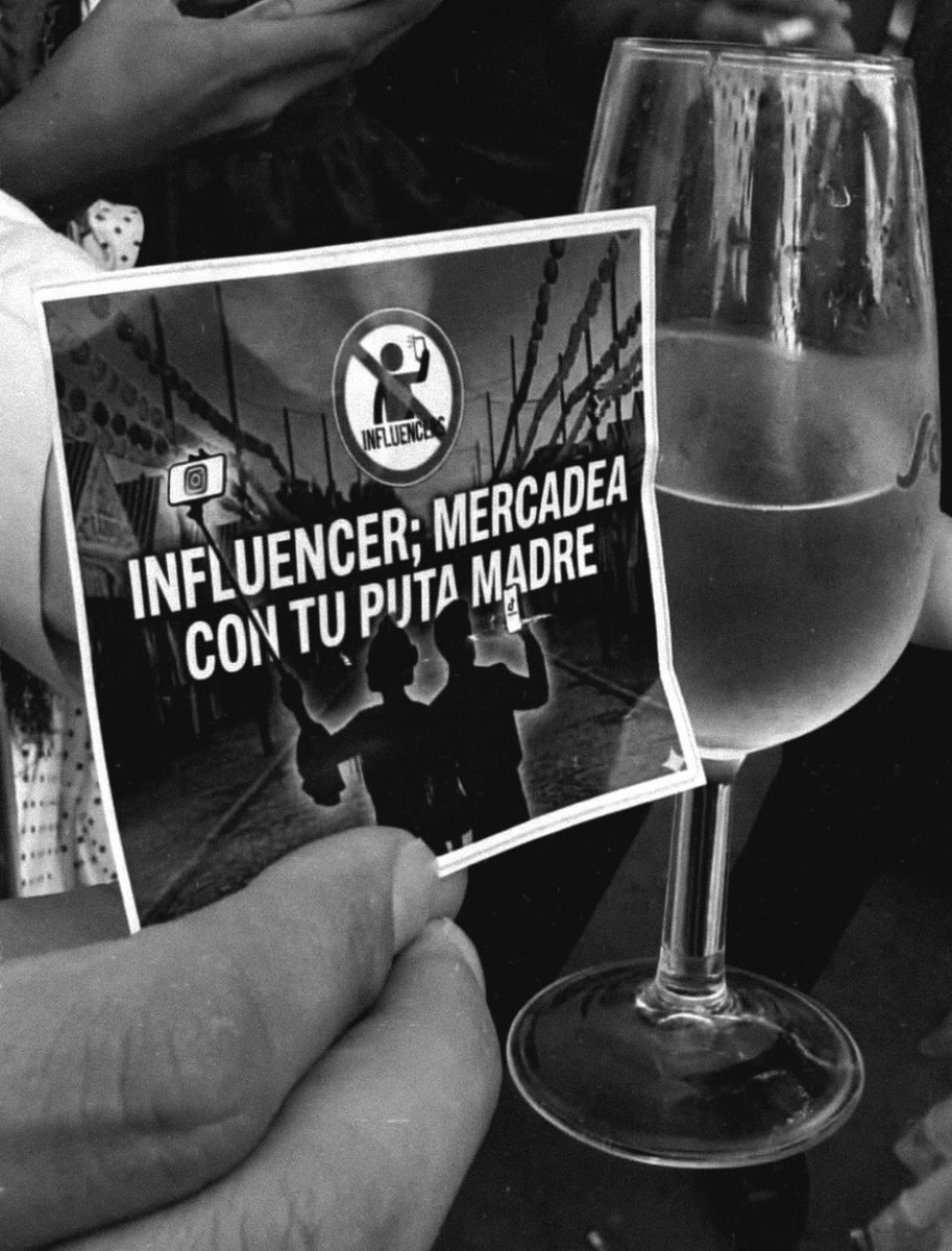 Circula por la Feria de Sevilla una pequeña pegatina o cartel con el siguiente mensaje contra los influencers.