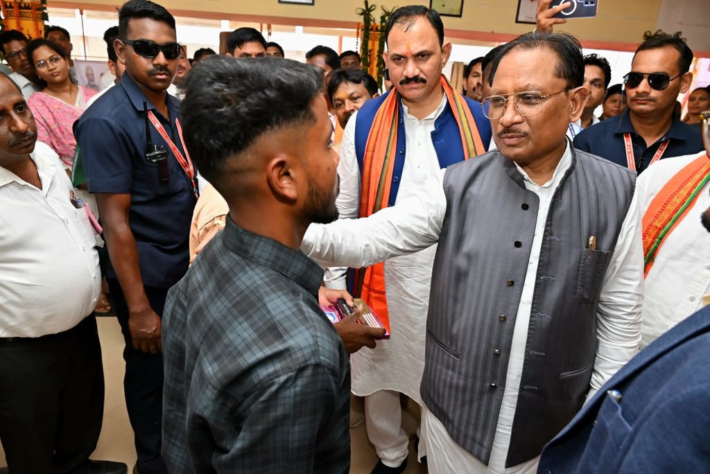 सुकमा में बदलाव की नई मिसाल जनताना स्कूल से पढ़कर निकला बुधरा आज बना  शिक्षादूत बंदूक के साए से निकलकर शिक्षादूत बना नक्सली कमांडर का भाई ...