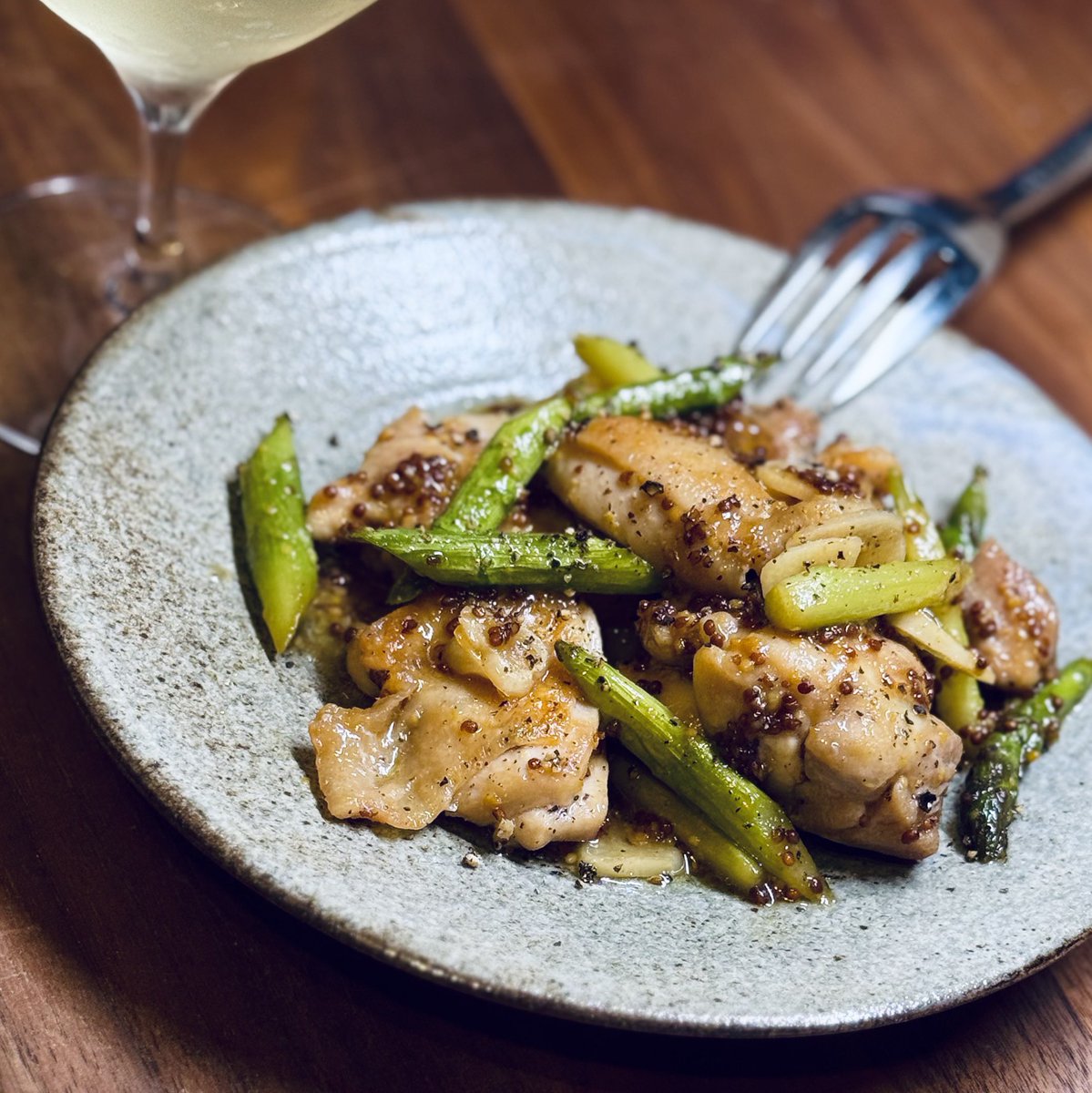 cosk's tweet image. 近所のスーパーの使い分けが上手くなってきて「さっきあっちで買わなくて正解だったじゃん！」ってことが最近多くてうれしい
鶏とアスパラのハニーマスタード

#chicken #asparagus #stirfry #cooking #クッキング