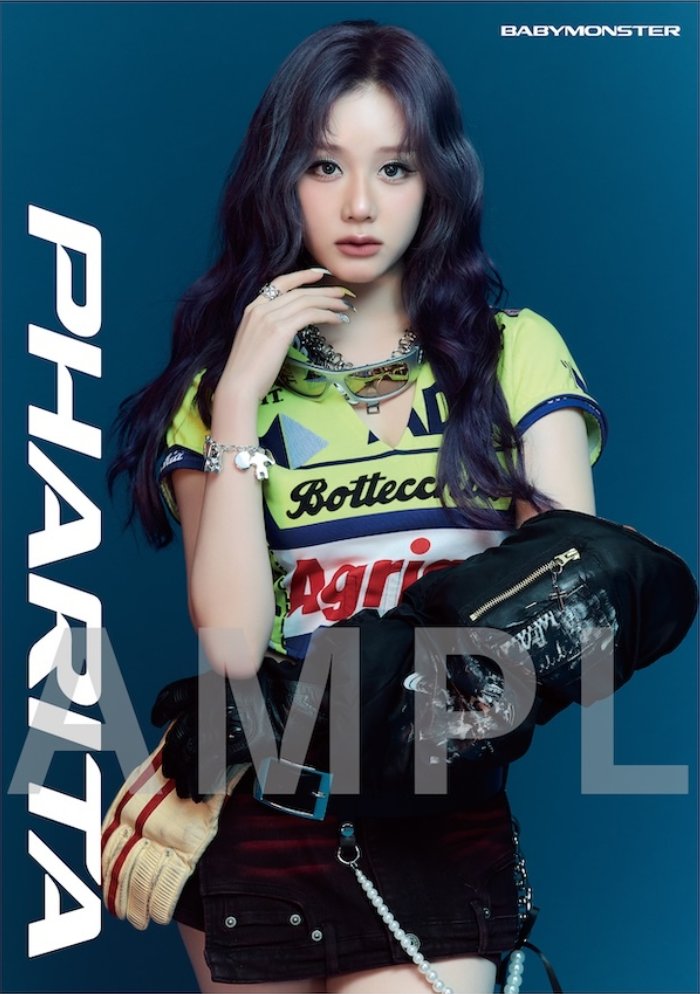 ตอนแรกชอบลุคนี้น้อยสุด แต่พอมาดูภาพชัดใกล้ๆ ฉันชอบมากกกกกกกกกก สวยอะะะะ ผมม่วงลอนตัดกับเสื้อเขียว อายชาโดว์ฟ้า สวยสุดๆ แล้วหน้าเหมือนตุ๊กตามากกก ตาแบ๊วมากก 
#PHARITA