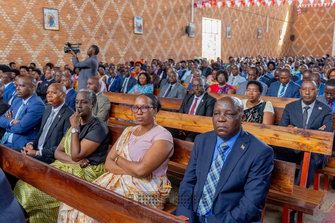 NtareHouse's tweet photo. Ce 23/4, à la paroisse Saint-François d’Assise de Magarama, S.E @GeneralNeva, accompagné de la @Burundi1stLady, a pris part à la messe d’ouverture de la croisade de recueillement et de consécration à Dieu, organisée par le @CnddFdd, en présence des hautes autorités du pays. https://t.co/n640HEFglq