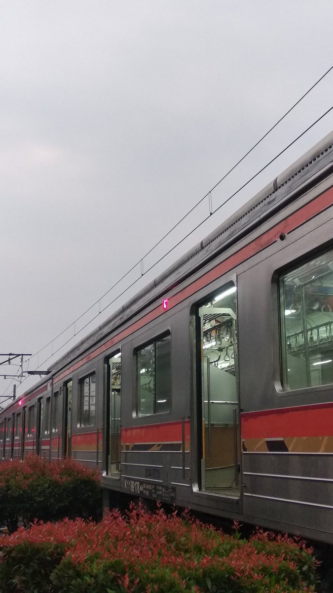 Ripkyh_Tzy's tweet photo. 2023年7月14日、angke駅で武蔵野線のステッカーに気づきました！

赤と黄色のKCIのステッカーは剥がれていましたが、武蔵野線のカラーリングはそのまま残っていました。 https://t.co/zPgIJwNcKC