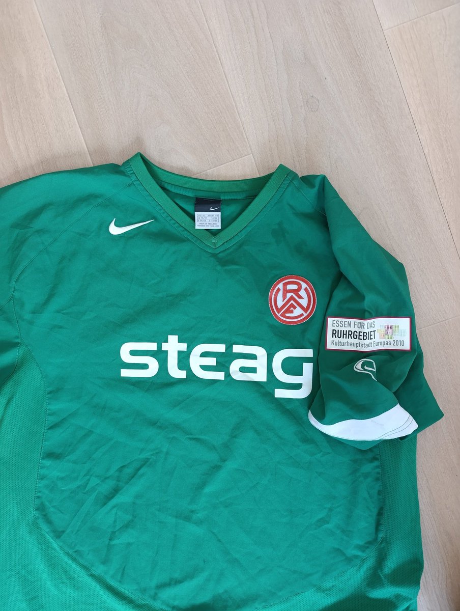 TotallyNinety's tweet photo. #T90 of the day: Rot-weiss Essen third/GK. https://t.co/6L4curRyYa