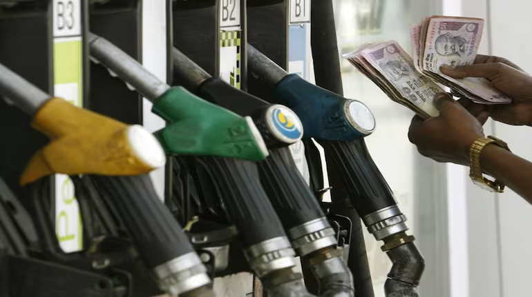 moneycontrolcom's tweet image. 🚨 Oil companies losing Rs 20 on petrol, Rs 100 on diesel but no plans to raise prices: Govt

Read More:
moneycontrol.com/news/business/… 

#Oil #Petrol #Diesel