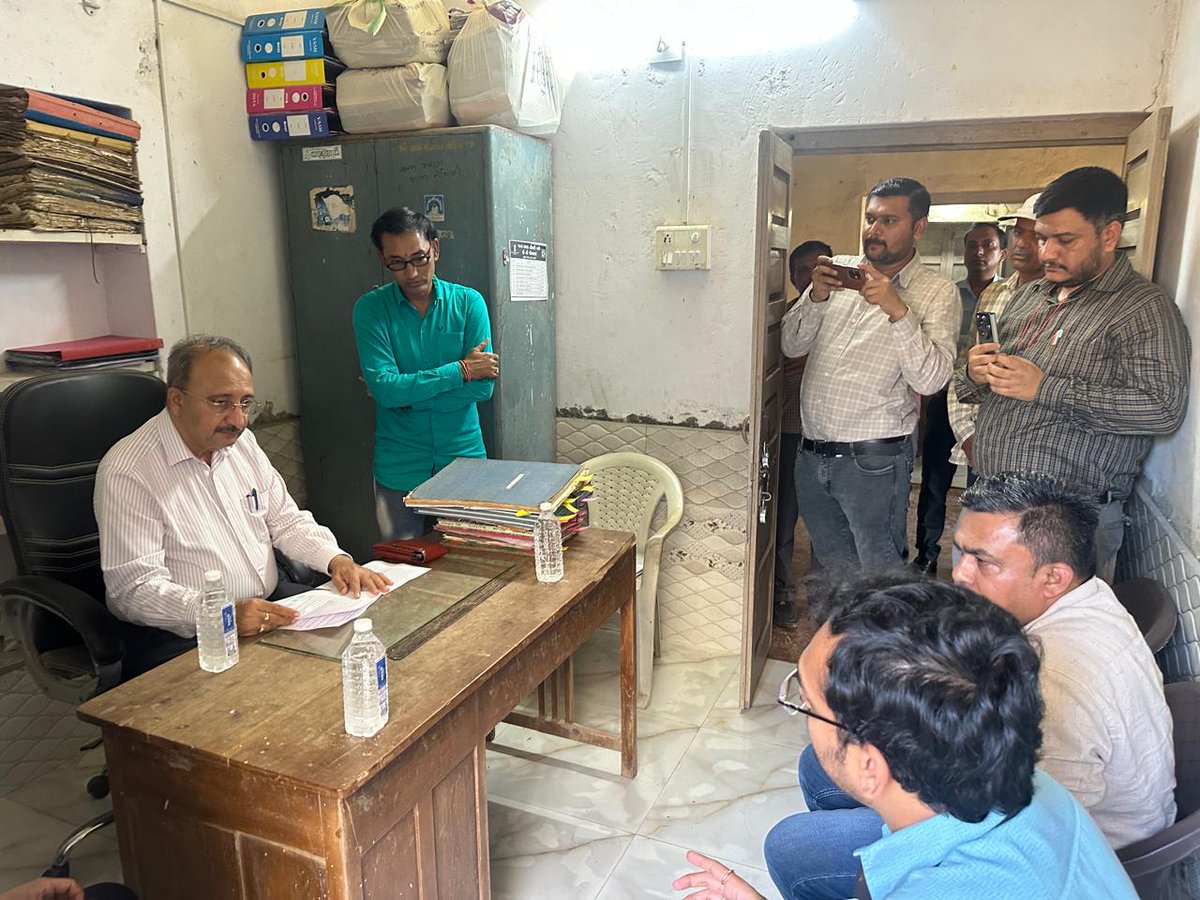 જોડિયા તાલુકાના પ્રવાસ દરમિયાન જોડિયા ગ્રામ પંચાયતની મુલાકાત લઈ સામાન્ય દફતર તપાસણી કરી રેકર્ડ ચકાસણી કરી તથા વિવિધ સરકારી યોજનાઓનો લાભ મળી રહે રે સુનિશ્ચિત કરવા સૂચના આપી.
<a href="/CMOGuj/">CMO Gujarat</a> <a href="/JayantiRavi/">Jayanti Ravi</a>  <a href="/infojamnagargog/">Info Jamnagar GoG</a>