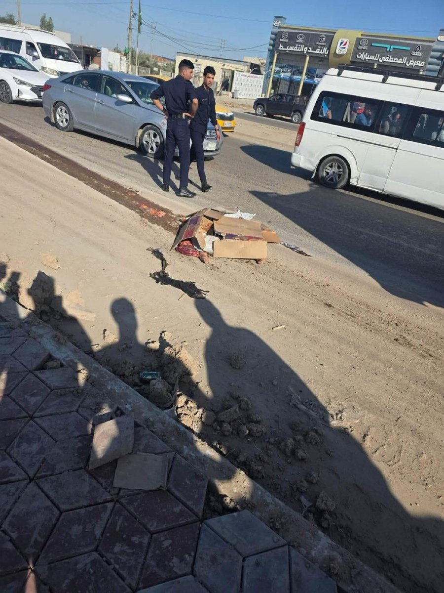 Vertaris21's tweet image. #Iraq, Ad-Diwanijja (Shia province)
Somebody ran over a little girl with motorcycle and left her body under cardboard.