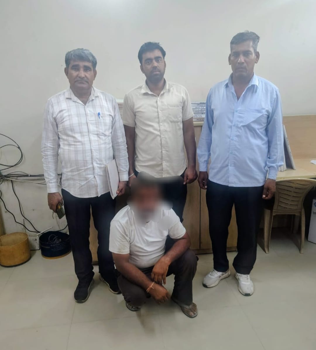 rewaripolice's tweet image. #rewaripolice in #news
#एसपी_रेवाड़ी श्री हेमेंद्र कुमार मीणा, आईपीएस के कुशल मार्गदर्शन में कार्य करते हुए #रेवाड़ी_पुलिस के पीओ स्टाफ ने चेक बाउंस के मामले में अदालत द्वारा उद्घोषित अपराधी जितेंद्र निवासी गांव मायण को गिरफ्तार किया है।