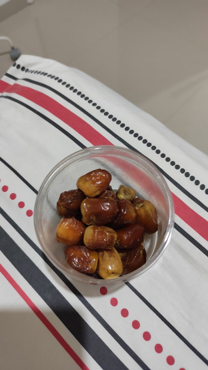 whatelsh's tweet photo. lu makan kurma 3 biji di rumah orang, next thing u know bapa lu beliin 1 wadah (love u dad frfr) https://t.co/mIZq6K97cA
