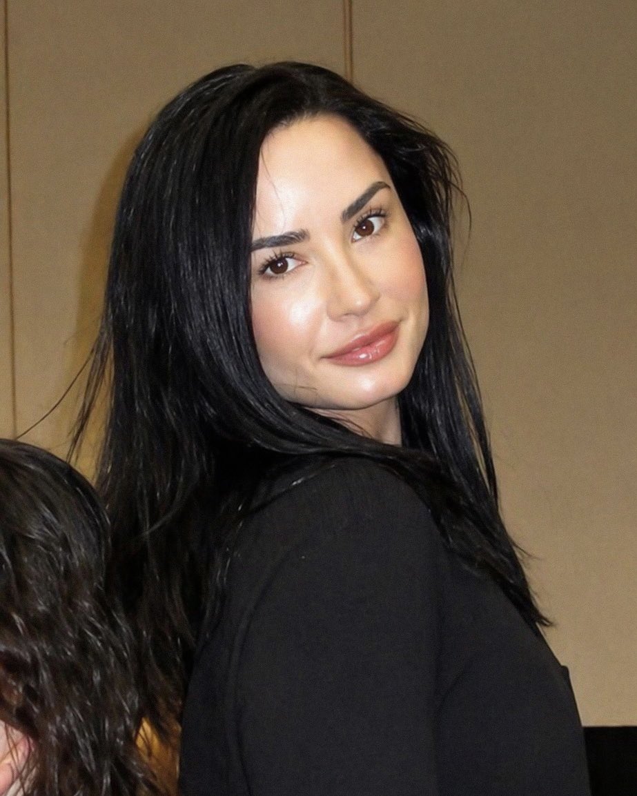 demi loops ❀ tweet media