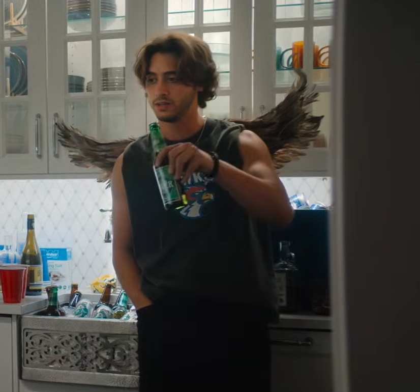 huindade's tweet photo. a mão no bolso a cerveja na mão os braços o cabelo a barba as asas a camisa ELE https://t.co/DaKZxGb7oc