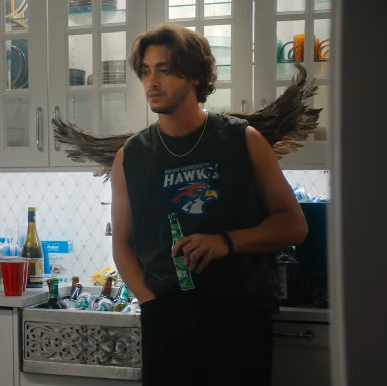 huindade's tweet photo. a mão no bolso a cerveja na mão os braços o cabelo a barba as asas a camisa ELE https://t.co/DaKZxGb7oc