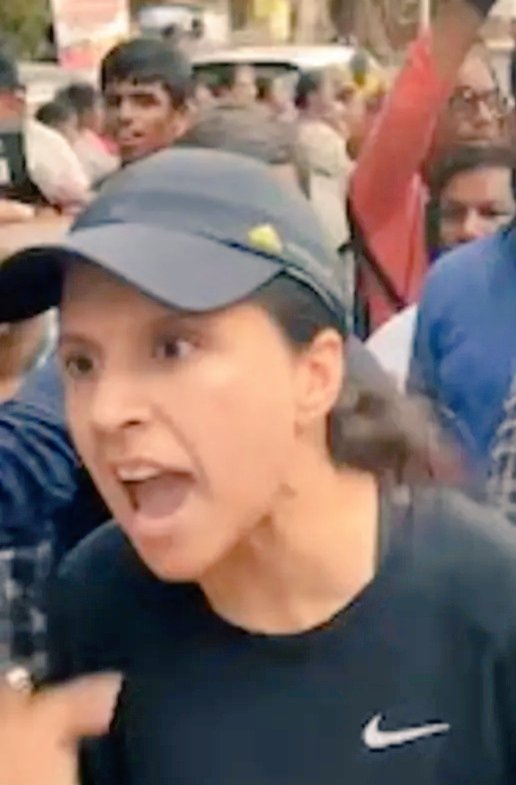 एक माँ घंटों ट्रैफिक में फँसी रही… सिर्फ अपने बच्चे को लेने के लिए।
ये कोई एक घटना नहीं, बल्कि हर दिन लाखों लोगों की मजबूरी है।

जब सिस्टम बार-बार फेल होता है, तो गुस्सा आना स्वाभाविक है…
ये गुस्सा नहीं, सालों की लापरवाही और बेबसी का नतीजा है।

समय सबसे कीमती है —
और जब वही समय