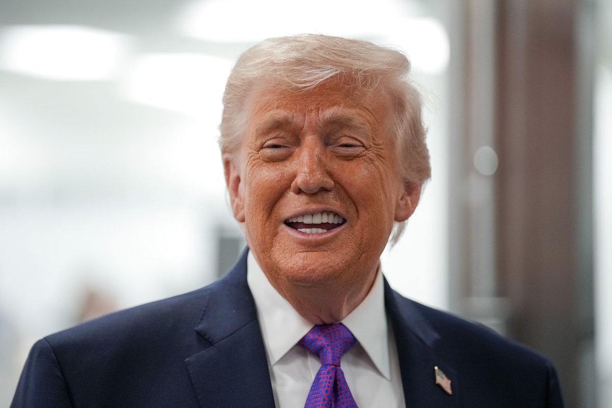 ww3mediaa's tweet image. 🔴ABD Başkanı Trump:

İran, liderinin kim olduğunu anlamakta çok zorlanıyor! Bir türlü kestiremiyorlar!   

Savaş alanında feci şekilde kaybeden "Sertlik Yanlıları" ile pek de ılımlı olmayan (ancak saygınlık kazanan!) "Ilımlılar" arasında DELİ GİBİ çekişme var!