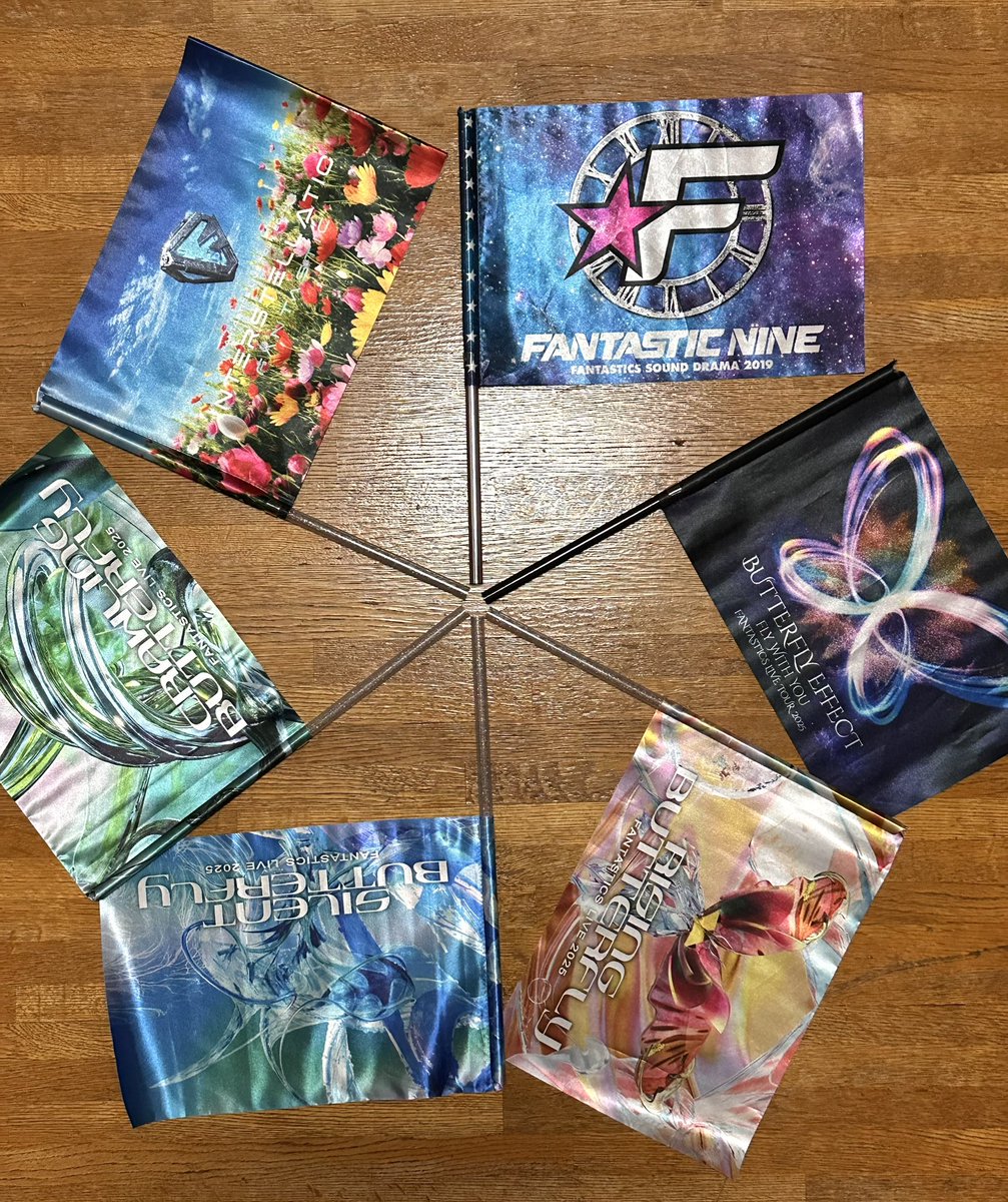 yuse56_f9's tweet image. ファンタもペンラ導入されてるけどʟᴅʜと言ったらフラッグでしょってついつい買っちゃう🚩
今年はペンラと一体型のやつだけなのかな
ま、買うけど😇
ゆせのメンプロも楽しみ♡
#SUNFLOWER  初日までとうとうあと𝟥𝟢日🌻
ワクワクドキドキ💓

#FANTASTICS