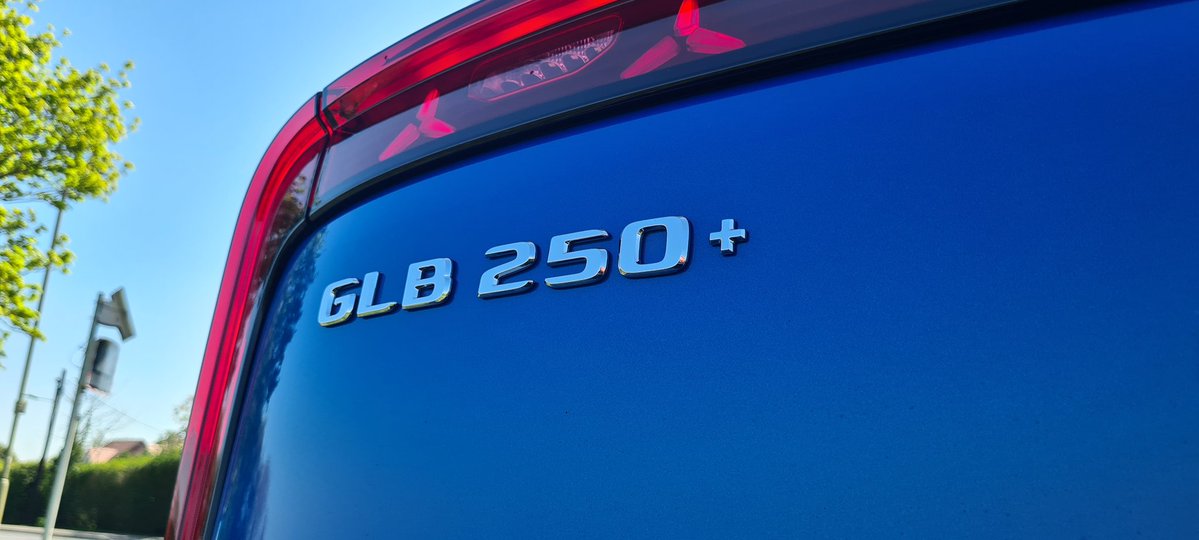 MttRbnsn's tweet image. Out in sunny Oxon driving some new #Mercedes #EVs today. First up, this @MercedesBenzUK #GLB250+ #Electric #AMG #Line #Executive. Costs £52,615 as tested, 272hp so 0-62 in 7.4s, WLTP range of 362 miles.