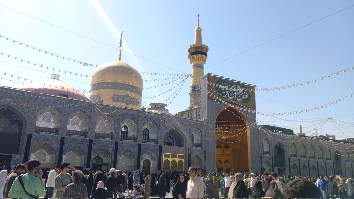 روانِ جمعی یک ملت وقتی زنده می‌ماند که به چیزی فراتر از امید وصل باشد؛
به مهربانی،و به دستی که همیشه باز است…
#ایران_امام_رضا 
#بنده_نواز