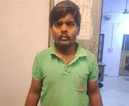 JaikyYadav16's tweet photo. आज के समय में लोग शादी से डर रहे लेकिन इस लड़के ने अच्छी दुल्हन पाने के लिए गजब कर डाला।😀

पुणे में एक लड़के ने खुद के कई बैनर और पोस्टर फर्जी छपवा दिए कि उसकी पुलिस विभाग में नौकरी लग गई है, और ये सिर्फ इसलिए किया

ताकि उसकी अच्छी जगह शादी हो सके।😂

शहर में पेट्रोलिंग पर निकले असली पुलिस वाले की नजर जब उस पोस्टर पर पड़ी तो शक हुआ जिसके बाद मामले की जांच हुई तो ये खुलासा हुआ।