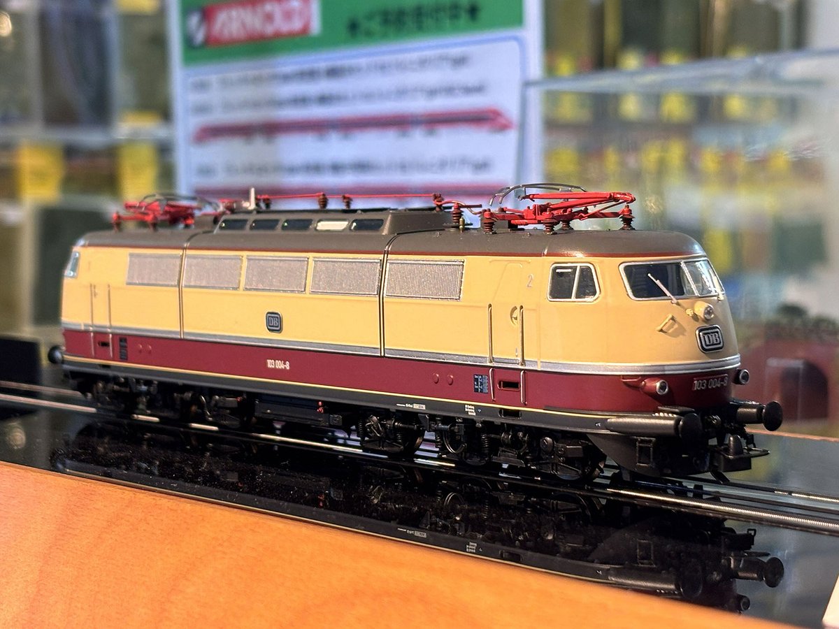 elmertrain1's tweet image. EL BR 103 004-8 TEE色 DB Ep4 DCC Sound
DC/AC共用 パンタ可動

ドイツの名機103形を再現したESU 31177
華やかなTEEカラーに加えて、サウンドだけでなく、急ブレーキ時の火花表現まで楽しめるのが魅力です

商品ページはこちらから⬇️
elmer-train.com/ec/products/de…

#ElmerTrain #ESU #外国型鉄道模型
