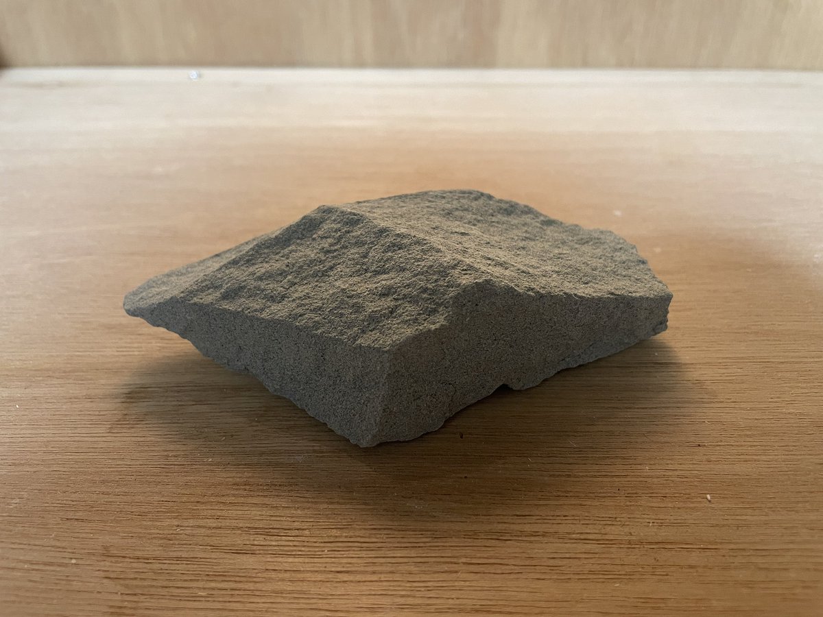 moro_oka's tweet photo. 作業部屋掃除してたらハンズのビニール袋からゴトッ…石が出てきた。これは！懐かしい、カンボジアの石だ。青ぽいグレーで、砂岩かな、わりと柔らかくて彫りやすかった記憶があります。とりあえず撫でておきました（？ https://t.co/JLiCFNgifW