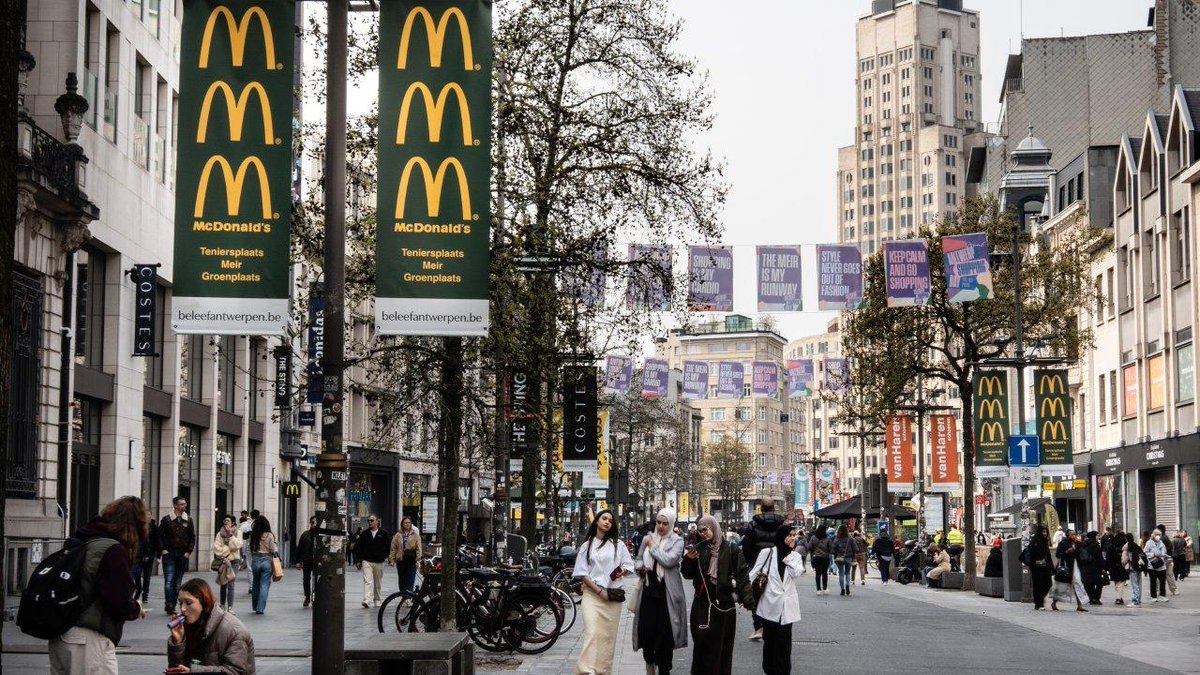 tijd's tweet image. Europese economie krimpt voor het eerst in 16 maanden tijd.be/politiek-econo…