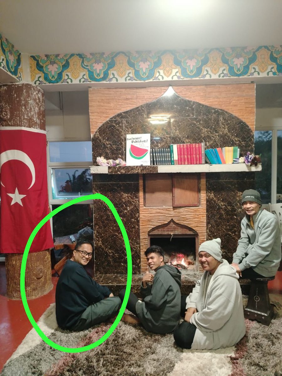 FarukRisale's tweet photo. 🔴 Birkaç ay sonra bir kiliseye Rahip olmak üzere olan atanacakken bir Papaz okulu son sınıf öğrencisi,  Filipinler’in kuzeyinde bulunan ve tek Câmî ve İslam merkezi hususiyeti olan, Ravzatul Cennet Risâle-i Nur Medresemizi ziyaret edip misafir olduktan sonra Papaz okulundan ayrılmaya ve İslam’ı seçmeye karar verdi Elhamdülillâh.
MâşâAllâh BârekAllâh tebrik ve takdir ediyoruz.