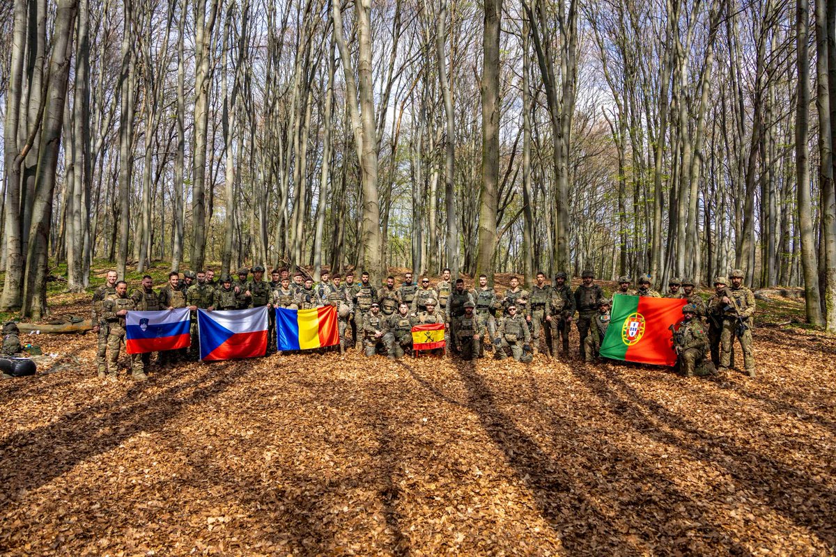 NATOTFSlovakia's tweet image. 🥋 CZE Infantry Coy MN BDE TF SVK conducted a HTHC FTX workshop at MTA Lešť with multinational participation, boosting cooperation and sharing close combat skills.
Knife, firearms &amp;amp; stick drills enhanced interoperability and readiness.
🇸🇰🇨🇿🇵🇹🇷🇴🇸🇮🇪🇸
#NATO #strongertogether