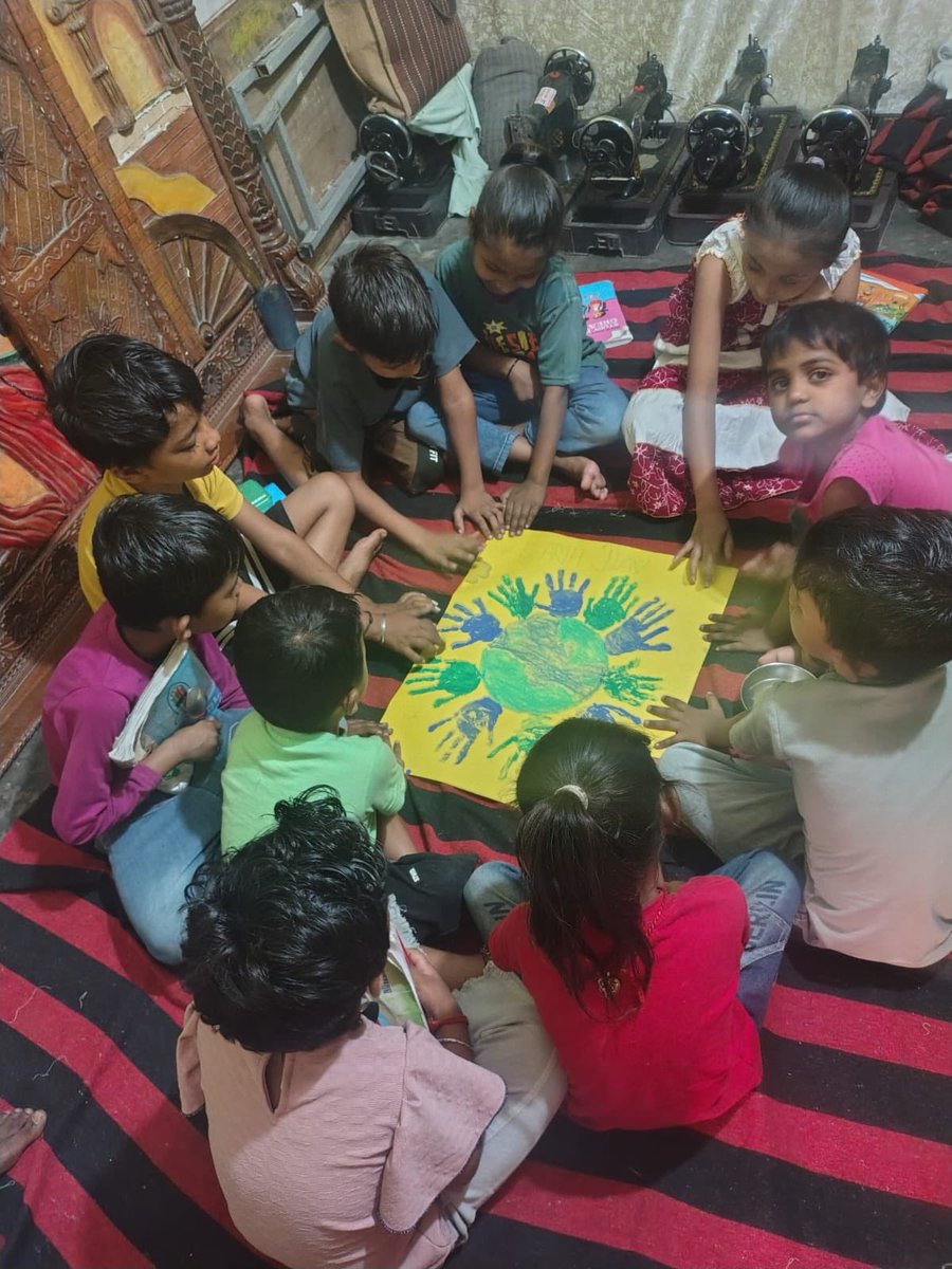 tfgtind's tweet photo. Teaching love for the earth,
One handprint at a time. 
#childrenempowerment #eathday #awarness #envirnoment #childrenof_instagram https://t.co/ZbypOXoWZ9