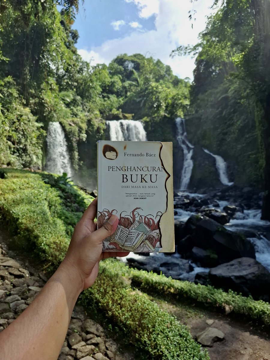 semasasore's tweet photo. sebab sekarang hari buku sedunia, ingin merkomendasikan buku Penghancuran Buku Dari Masa Ke Masa karya Fernando Baez. Sebagai pengingat bahwa dulu buku-buku pernah dengan sengaja dihilangkan dari peradaban dan adapula yang tidak sengaja hilang dari peradaban. https://t.co/ePvwSI3MND