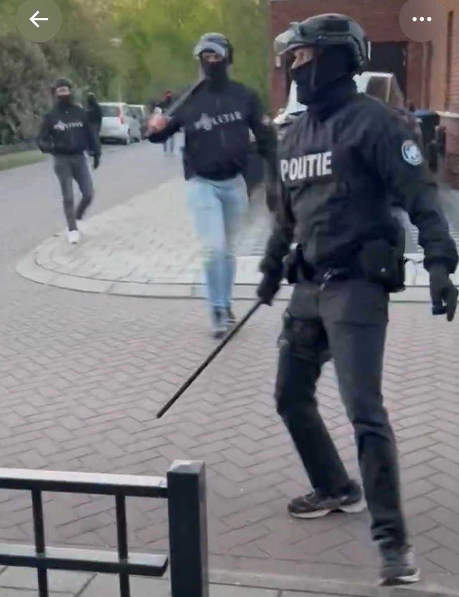 Gemaskerde fascisten die door de overheid worden ingezet om bezorgde en onschuldige burgers kapot te meppen. Dit land is definitief ziek, dood en begraven. 

KOM IN VERZET!

<a href="/MinisterAenM/">Bart van den Brink</a> <a href="/DilanYesilgoz/">Dilan Yesilgöz - Zegerius</a> <a href="/rubenbrekelmans/">Ruben Brekelmans</a> <a href="/MinPres/">Rob Jetten</a> <a href="/Politie/">Politie Nederland</a>