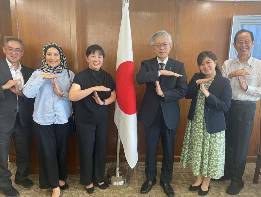 JapanConsulate's tweet image. April 21st in #Penang. I received Prof Lim Pan Boey of #ToyohasiUniversityofTechnology(#TUT) &amp;amp; her team in my office. Prof Lim briefed us on TUT &amp;amp; #ShinshuUniversity's new fiscal year's projects. Horay for the "small dynamo"!