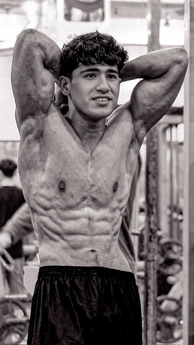 QMerzaiee33841's tweet image. Earned, not given. 💪🔥
#gym 
#fitnessmodel 
#abs 
#pose 
#gympose 
#Aesthetic