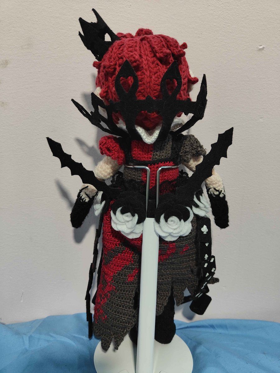 My friend made me a drop dead gorgeous overblot riddle rosehearts crochet plush and i couldnt be any happier, he is so high quality and just aaaaaa i dont have words for how amazing he is!!!! ❤️❤️❤️❤️

#riddlerosehearts #twst #twistedwonderland