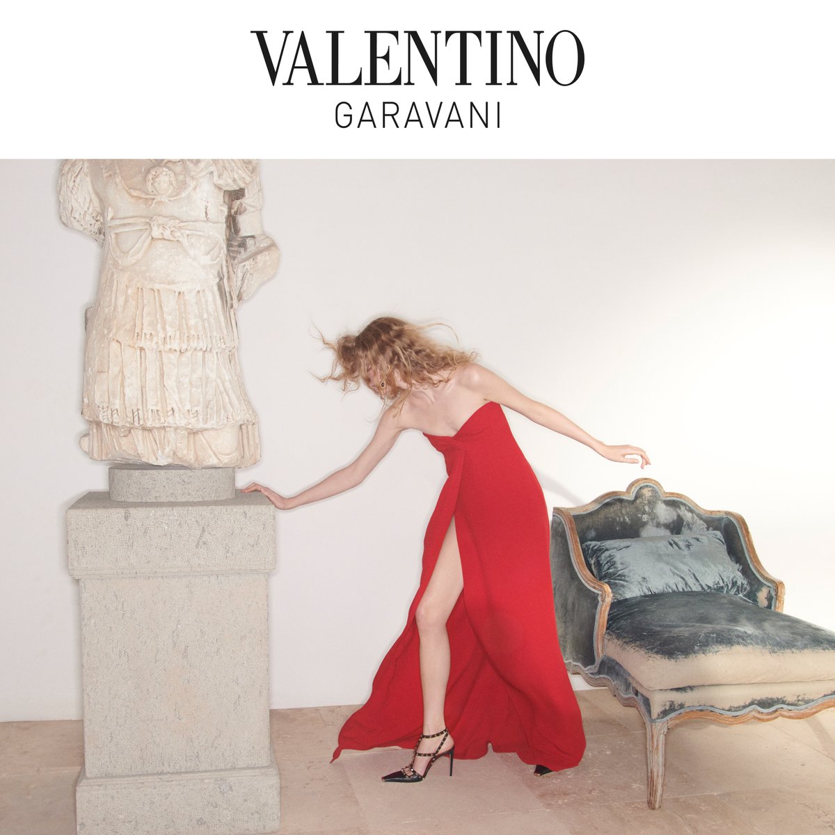 MaisonValentino's tweet image. Striking ready-to-wear is anchored by a storied footwear silhouette.

Discover the newly reimagined #ValentinoGaravani #Rockstud shoes, seen anew by Alessandro Michele: on.valentino.com/Valentinoprefa…