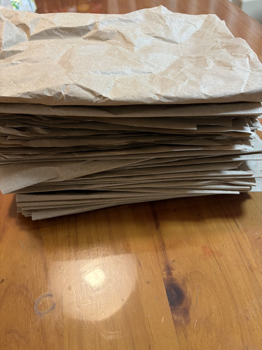 Darylfallout's tweet image. Amazonでプラスチック容器のウィスキー二本を注文したらグシャグシャに丸めたA3サイズの緩衝材が63枚！
畳むのだけで大変な作業だよ。

クレーム防止なのは分かる。
でもいくらなんでもやり過ぎじゃないか？

#Amazon
#過剰梱包