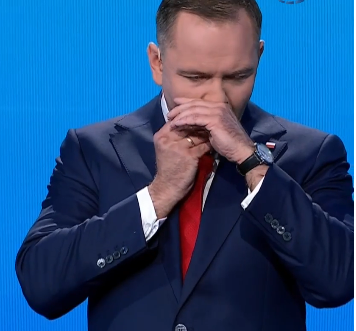 Wietnamskie przysłowie:
"Im wyżej małpa wchodzi na drzewo, tym bardziej widać jej gołą dupę."